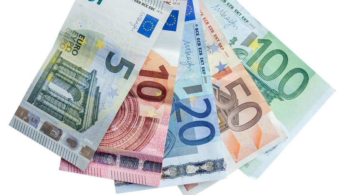 el euro blue cerró a $1394 para la compra y $1427 para la venta este lunes 1 de julio de 2024