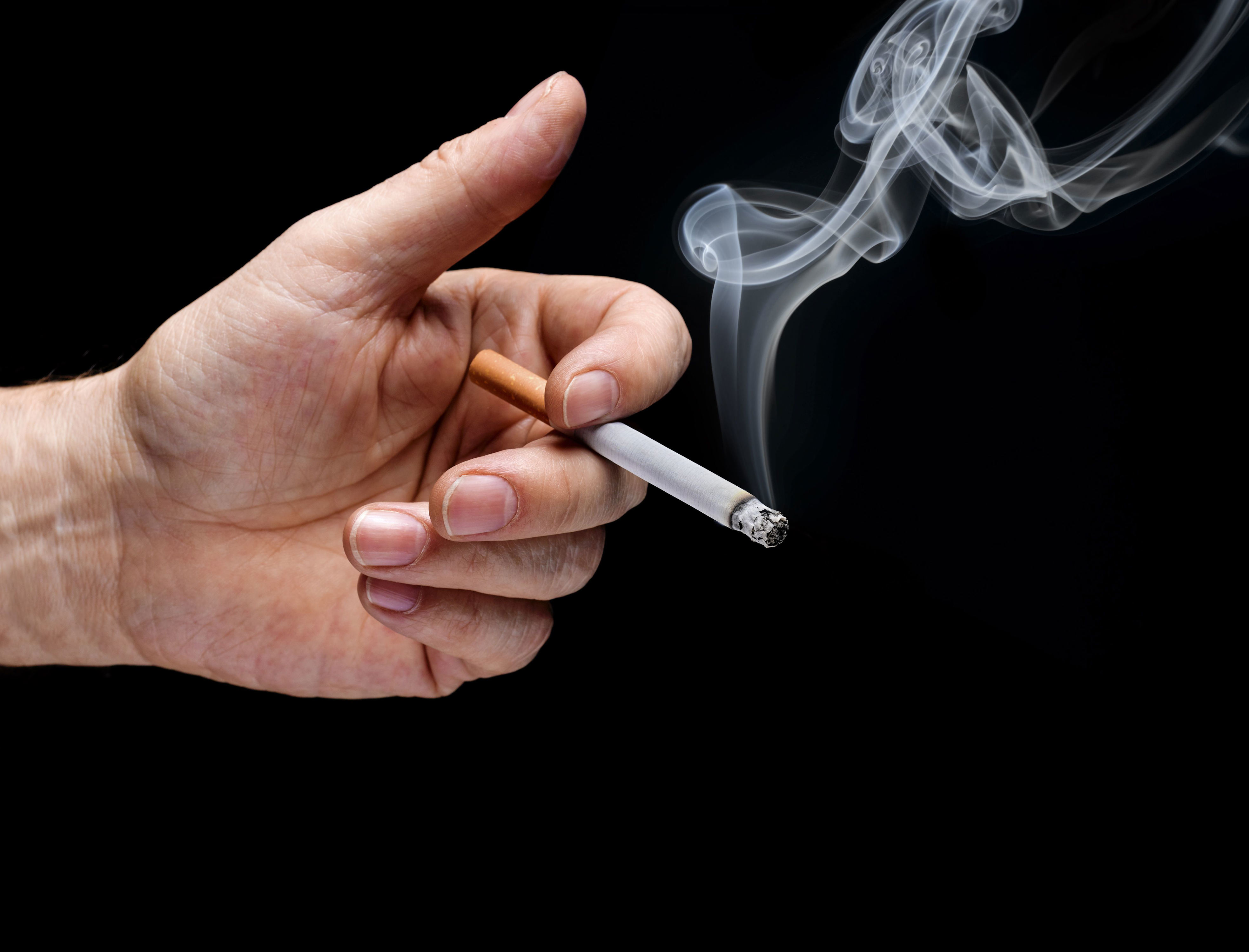 los seis trucos psicológicos para dejar de fumar cigarrillo: así puede engañar a su cerebro y cortar este vicio de raíz