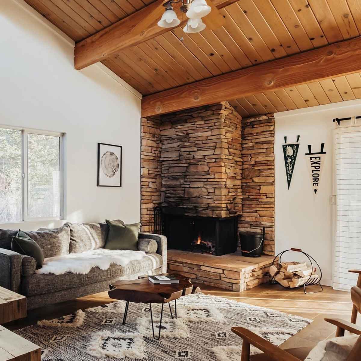 10 Best Cabin Interior Design And Decorating Ideas   AA11zyNb.img