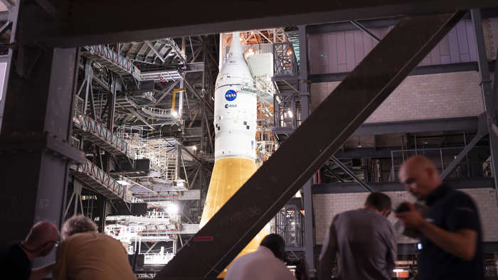 4 de 23 Fotos na Galeria: O primeiro lançamento foi feito em 16 de novembro de 2022, a chamada Missão Artemis I. Nela, a espaçonave Orion, não tripulada, foi propelida da Terra pelo foguete SLS para atingir a órbita da Lua e passar seis dias. Foto: NASA/Joel Kowsky