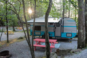 Retro camper rental at Spacious Skies French Pond