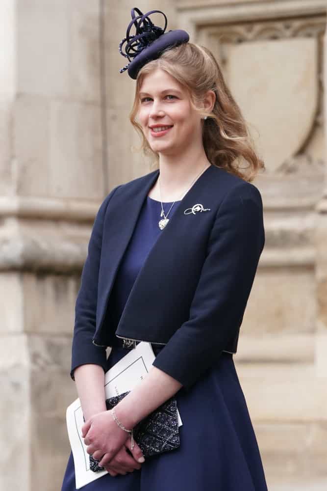 <p>Lady Louise Mountbatten-Windsor ist die Schwester von James. Obwohl sie die Älteste von Prinz Edward ist, wurde sie geboren, bevor der <em>Succession to the Crown Act 2013</em> in Kraft trat, sodass ihr Bruder in der Erbfolge vor ihr steht.  </p><p>Sie können auch mögen:<a href="https://de.starsinsider.com/n/384392?utm_source=msn.com&utm_medium=display&utm_campaign=referral_description&utm_content=516299"> Unglaubliche Schnappschüsse aus der Wildnis</a></p>