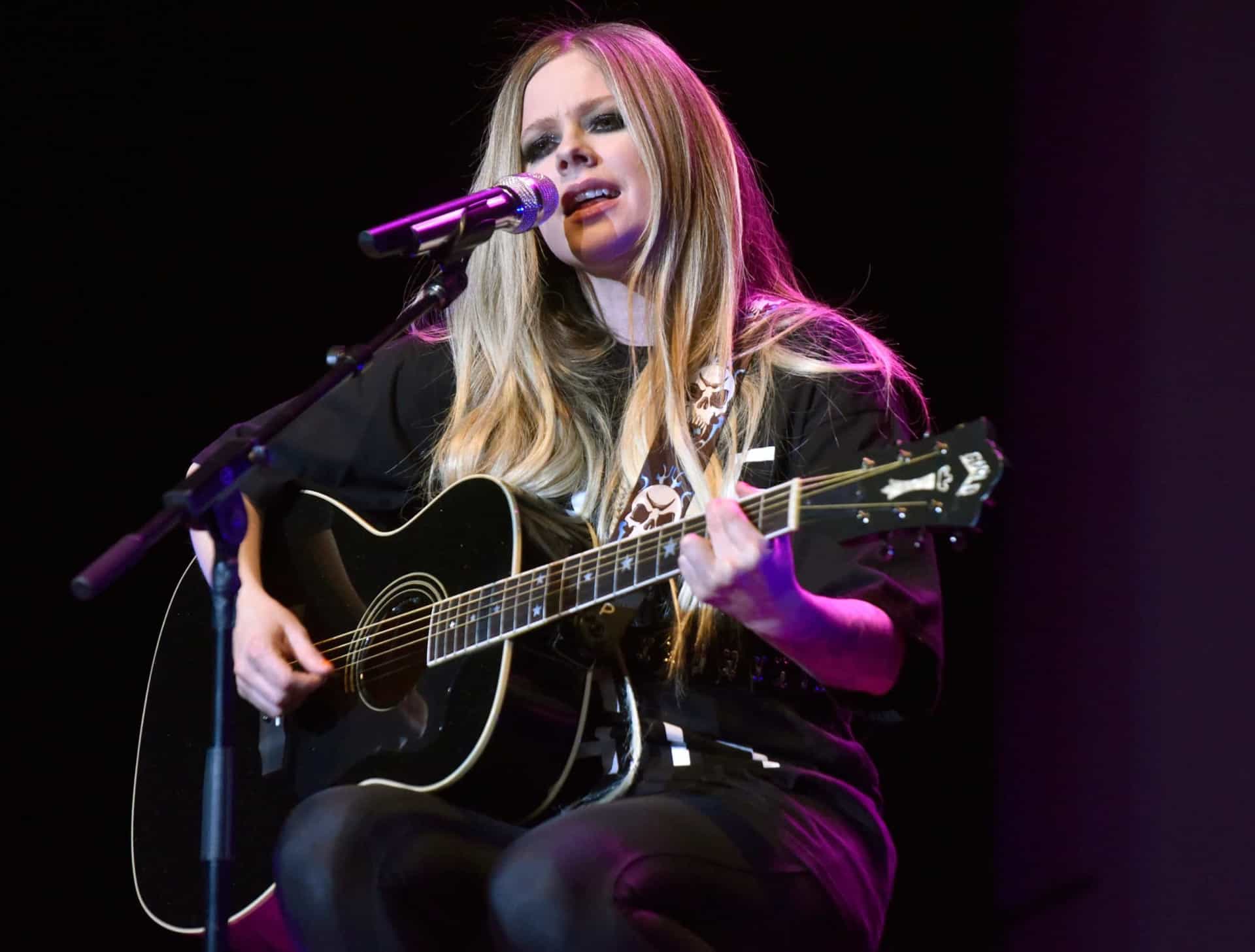 <p>Das 2019 erscheinende Album "Head Above Water" der kanadischen Singer-Songwriterin Avril Lavigne enthält "I Fell in Love with the Devil". Es ist der dritte Track des Albums, der als vierte Single veröffentlicht wurde.</p><p>Sie können auch mögen:<a href="https://de.starsinsider.com/n/426052?utm_source=msn.com&utm_medium=display&utm_campaign=referral_description&utm_content=516985"> Seltene Fotos von Marilyn Monroe enthüllen eine bislang unbekannte Seite des Stars</a></p>
