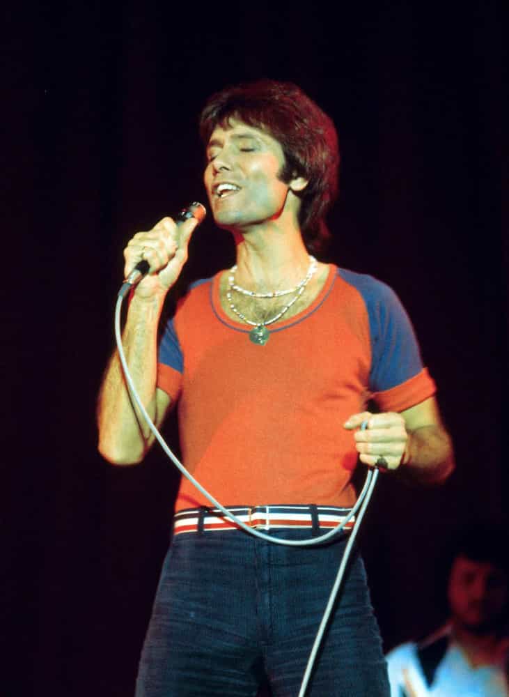 <p>Auch der britische Sänger Cliff Richard erzählt in seiner Top-10-Single aus dem Album "I'm Nearly Famous" von 1976 von seinen Problemen mit einer mystischen Dame, die er als "verflucht" bezeichnet.</p>