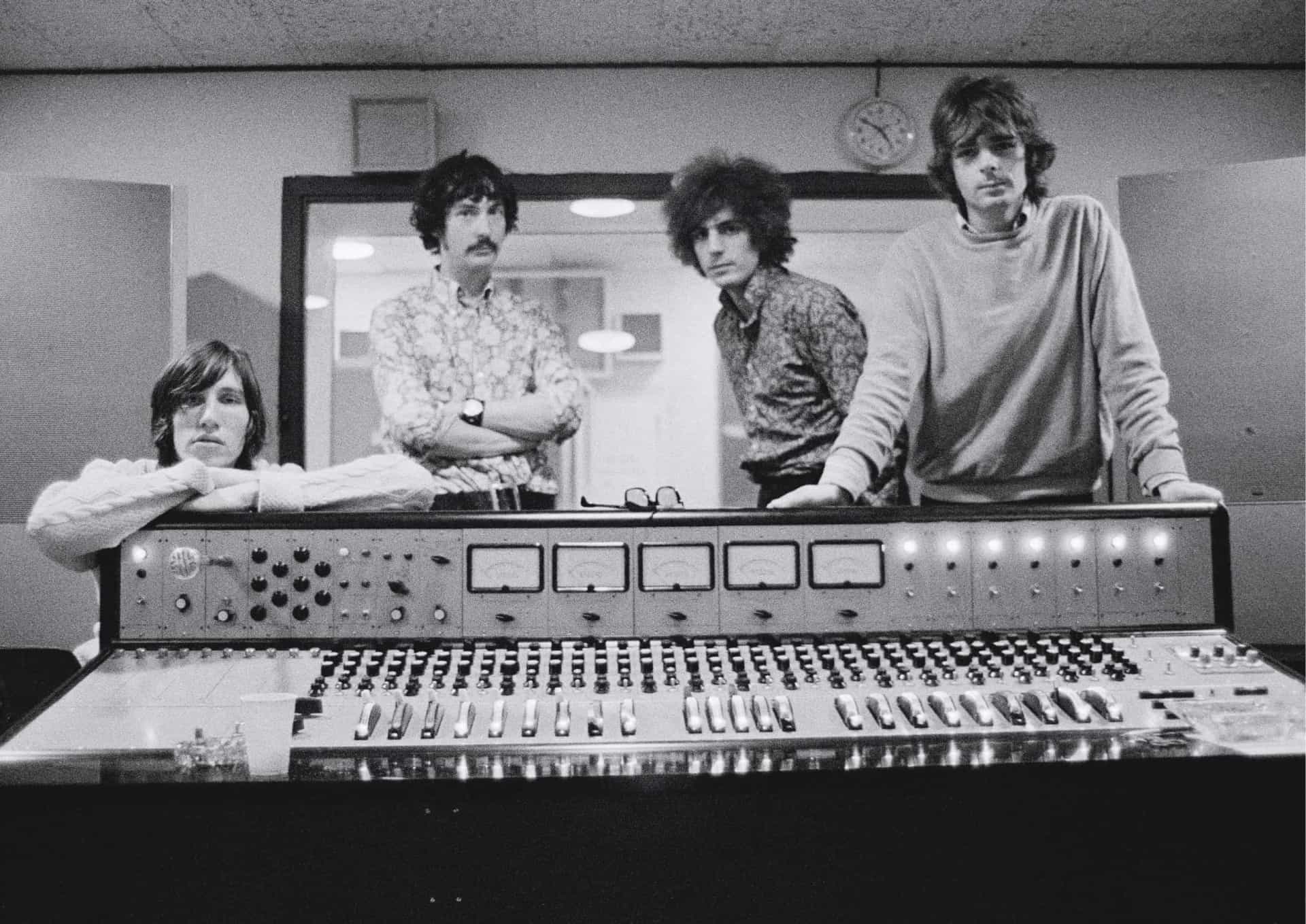 <p>"Lucifer Sam" erscheint auf "The Piper at the Gates of Dawn", dem ersten Studioalbum der englischen Rockband Pink Floyd, das im August 1968 veröffentlicht wurde.</p><p>Sie können auch mögen:<a href="https://de.starsinsider.com/n/323766?utm_source=msn.com&utm_medium=display&utm_campaign=referral_description&utm_content=516985"> Das sind die ältesten und jüngsten Oscar-Gewinner</a></p>