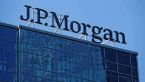 JPM stock: the JPMorgan logo on top of a building