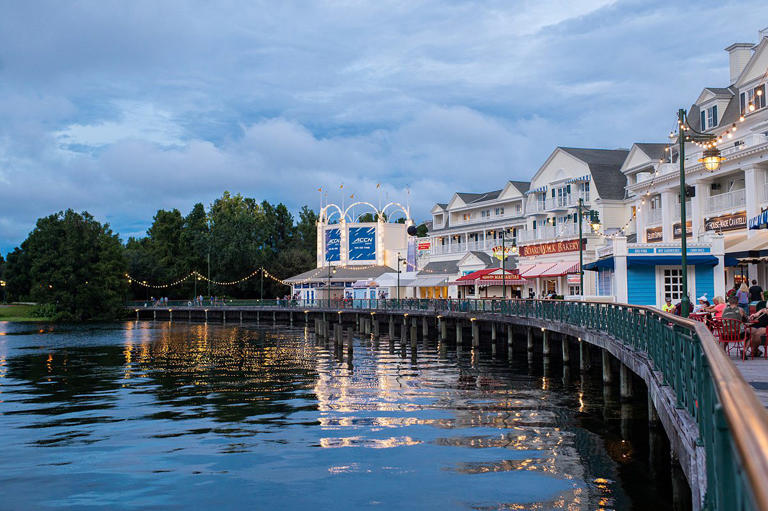 Things for adults on Disney’s BoardWalk if you want to escape the parks or have a little date night! Sharing the best things to do there from a 21 and over dueling pianos bar, restaurants and bars, shopping and more.