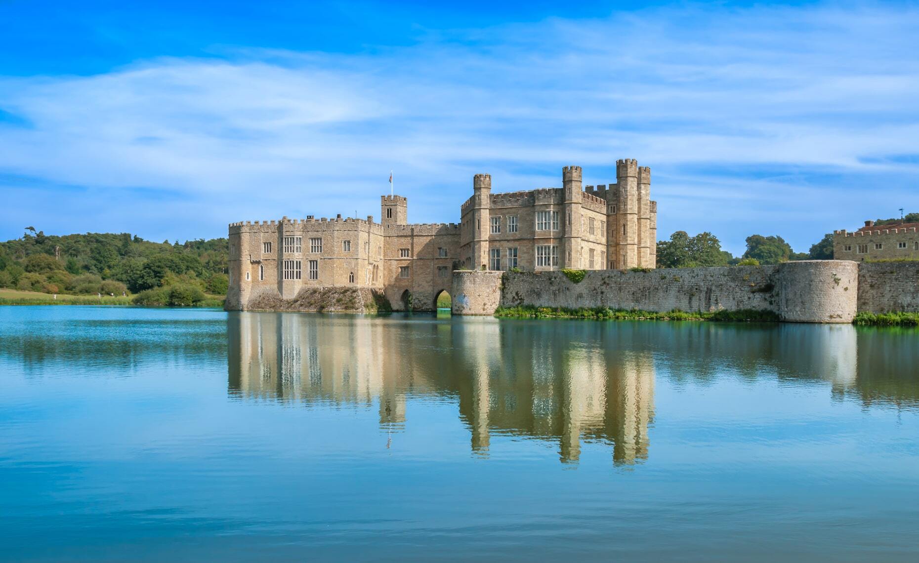 <p>Considered one of the most beautiful castles in England, <a href="https://www.visitbritainshop.com/ca/en/leeds-castle" class="atom_link atom_valid" rel="noreferrer noopener">Leeds Castle</a> started out as a fortress during the Norman Conquest before being turned into a royal residence. Its history is also marked by the passage of several influential women, including the queens Eleanor of Castile and Catherine of Aragon, as well as Lady Olive Baillie, an Anglo-American heiress who revitalized the residence in the 1930s.</p>