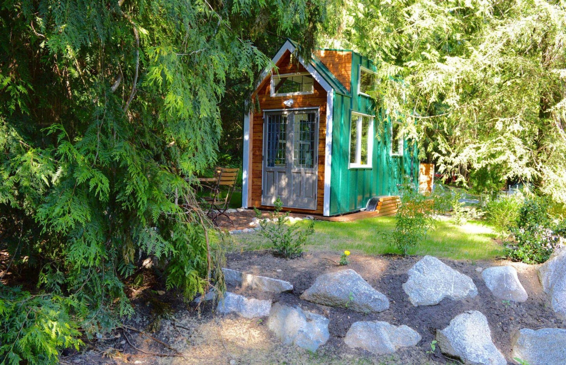 <p>The <a href="https://www.airbnb.ca/rooms/35358619?source_impression_id=p3_1582023504_1CMLIofYXRVPtTTJ">Roberts Creek Park Tiny House</a> is every downsizer's dream come true. The mini, handmade cabin is sweet and petite in equal measure and is perfectly designed for two people. Despite looking like a child's doll's house from the outside, the clandestine timber cabin is surprisingly spacious inside. Let's take a look at what the interior has to offer...</p>