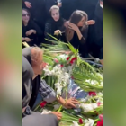 אישה גוזרת את שיערה מעל קבר אחיה, שנהרג במהומות באיראן