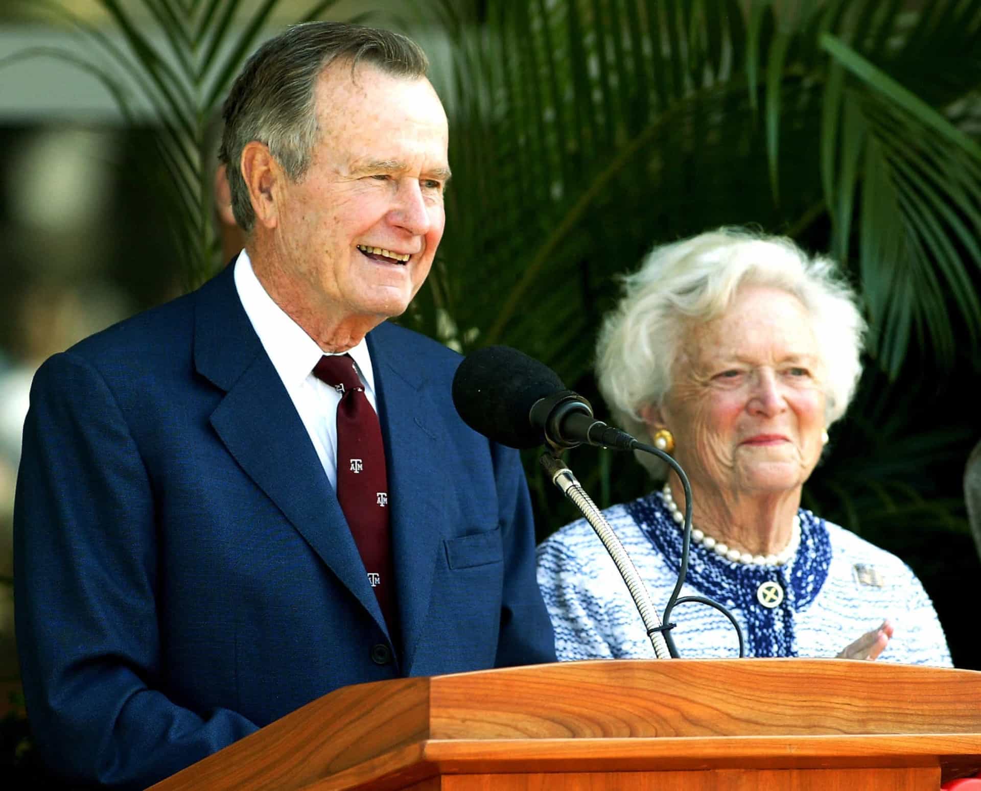 Жена джорджа буша старшего. Джордж Буш старший. Джордж Буш старший с семьей. Джордж Уокер Буш с семьей. Джордж Буш старший и Барбара Буш.