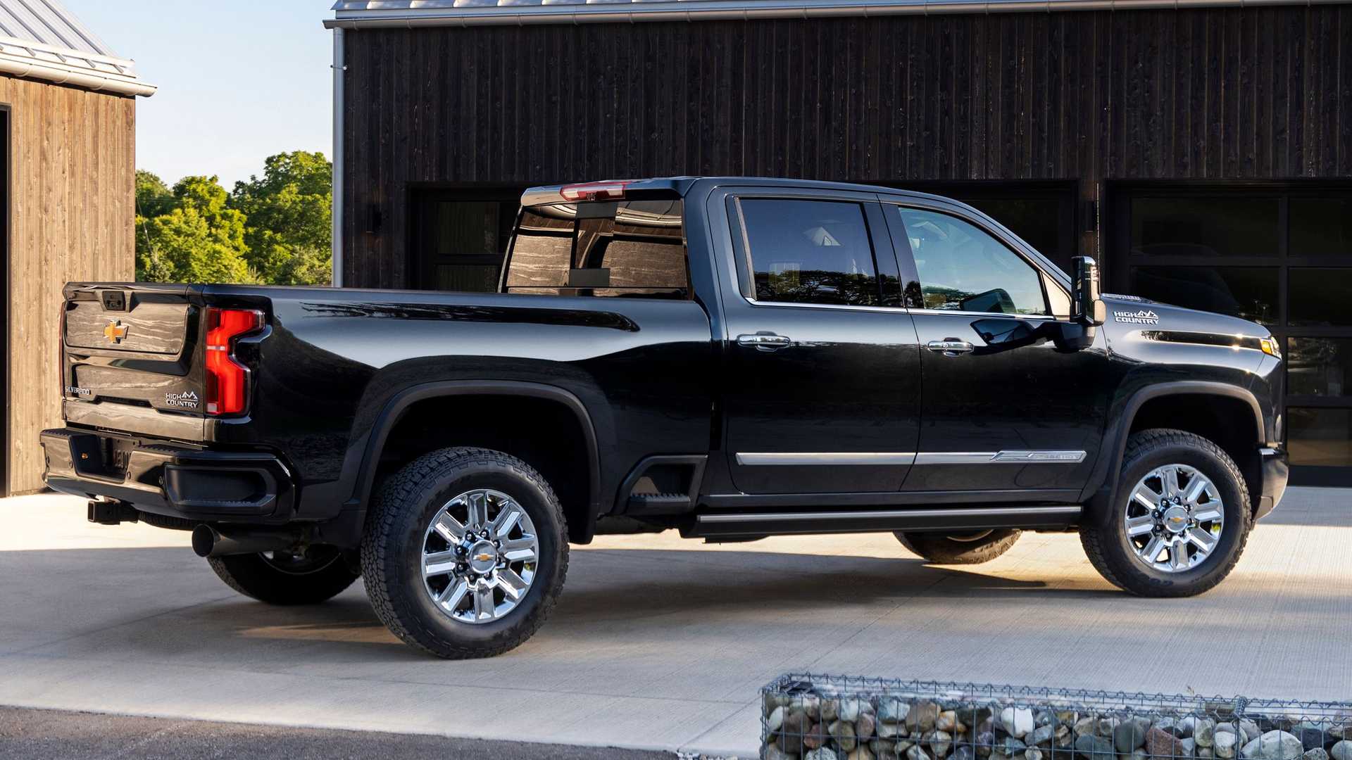 GM Recalls 323,000 HD Trucks Because Tailgates Won't Stay Latched