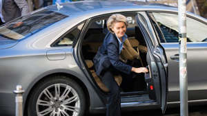 Ursula von der Leyen ist die erste Frau an der Spitze der EU-Kommission. Der Wandel einer Politikerin, die zuvor drei Ministerien geleitet hat und der schon die Nachfolge Merkels als Bundeskanzlerin zugetraut wurde.