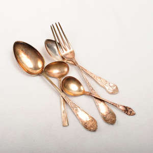 Have a big party coming up and need to make sure your silverware shines? Use a baking soda paste made with three parts baking soda to one part water. Rub the paste onto the silver with a clean cloth or sponge, then rinse thoroughly and dry. Here are 14 must-dos to get your kitchen ready for all of your special holiday meals, including polishing your silverware!