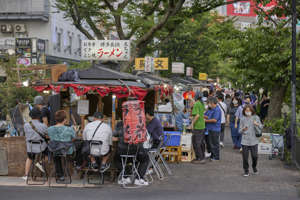 דוכני אוכל ביפן. אחרי סגירה ממושכת של הגבולות בגלל הקורונה, יפן נפתחה מחדש ונערכת לשטף של תיירים בלומברג