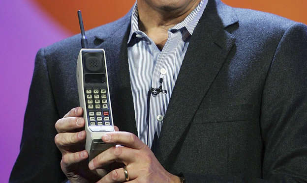 Diapositive 1 sur 31: Le DinaTAC 8000x peut être considéré comme le premier téléphone portable de l'histoire qui tenait dans la main. Il pesait 800 grammes et mesurait 33 x 4,5 x 8,9 cm. Il a été lancé en mars 1983 à un prix très abordable... 3 995 $ ! Il avait une autonomie d'une heure et s'est vendu à 300 000 unités au cours de sa première année.
