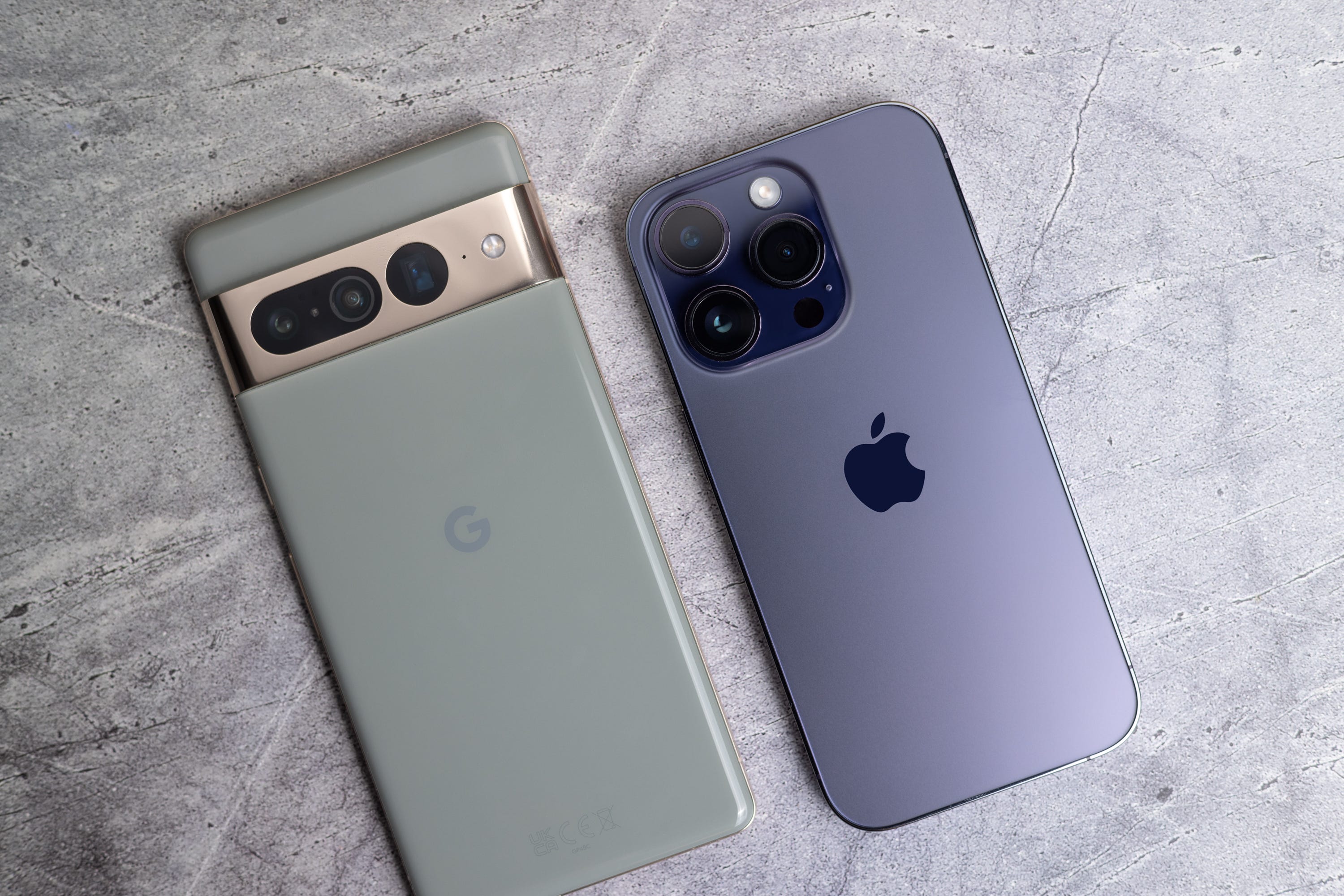 Гугл пиксель 7 про и 7 сравнение. Pixel 7 Pro Green. Google Pixel 7 Pro. Google Pixel 7 и 7 Pro. Айфон с двумя камерами.