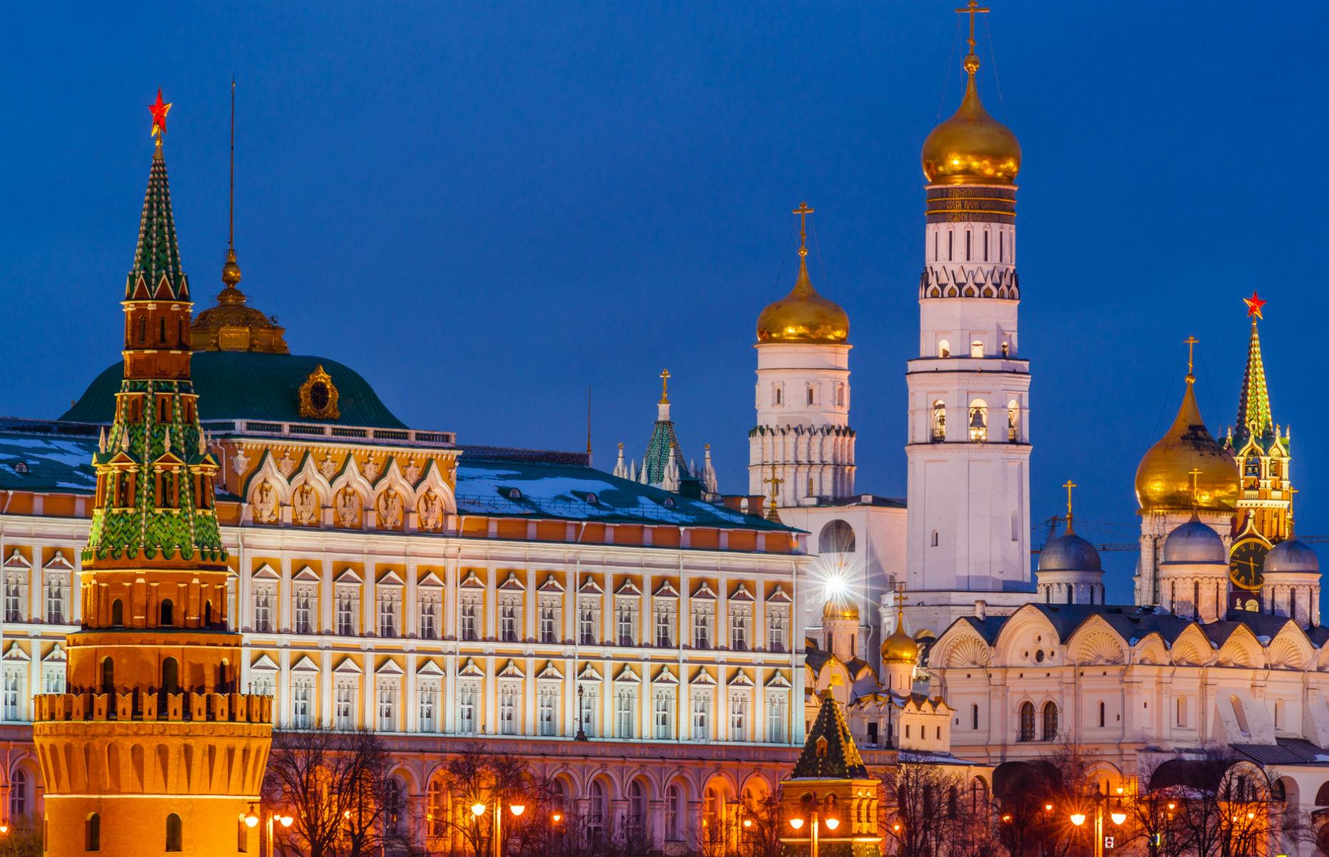 Москва является резиденцией. Большой Кремлёвский дворец Московский Кремль. Московский Кремль большой Кремлевский дворец зимой. Московский Кремль Moscow Kremlin 1970. Колокольня Ивана Великого Московского Кремля.