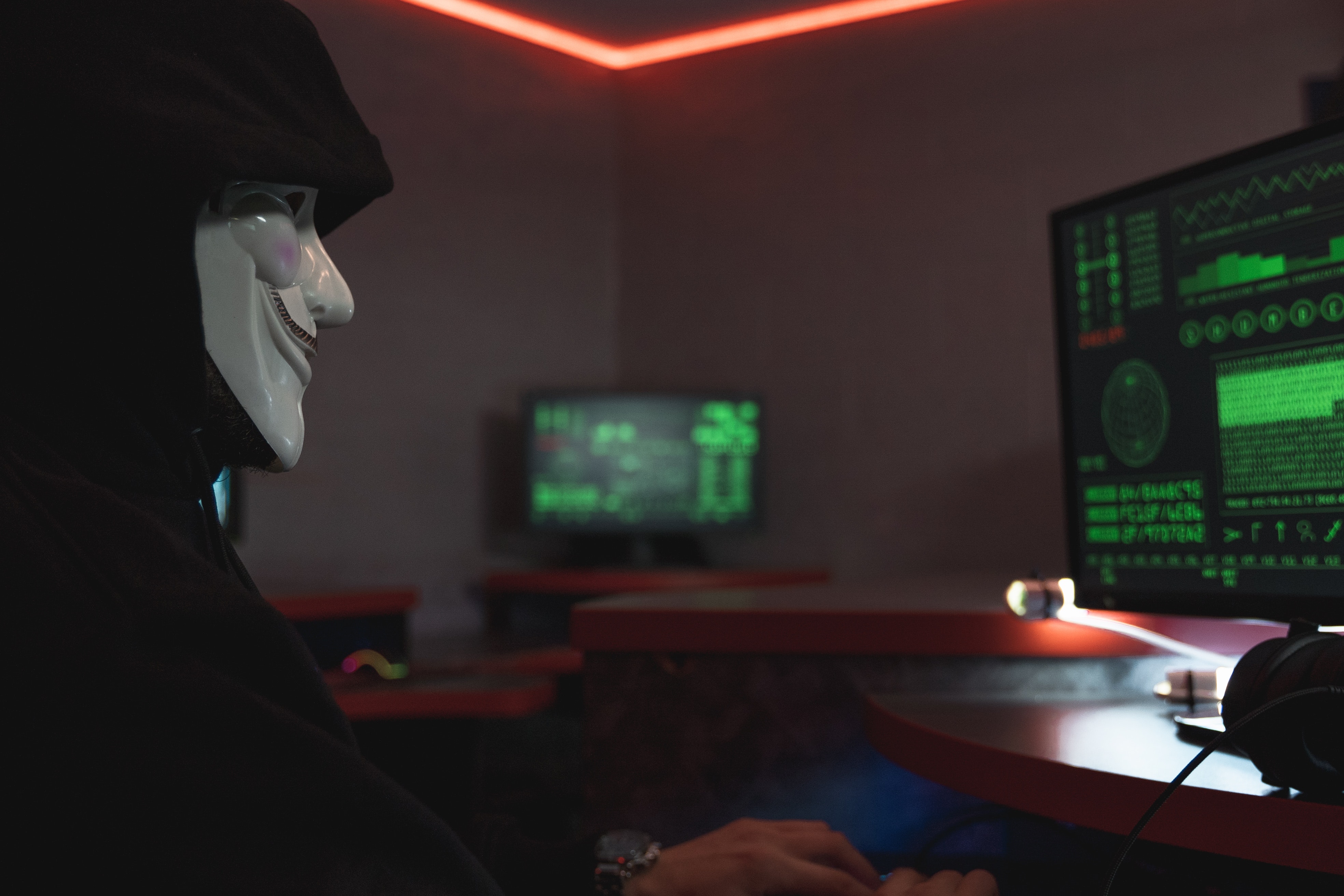Хакеры объявили войну 2024. Кибервойна анонимус. Анонимусы хакеры группа. Анонимус хакер 2021. Хакеры анонимусы в России.