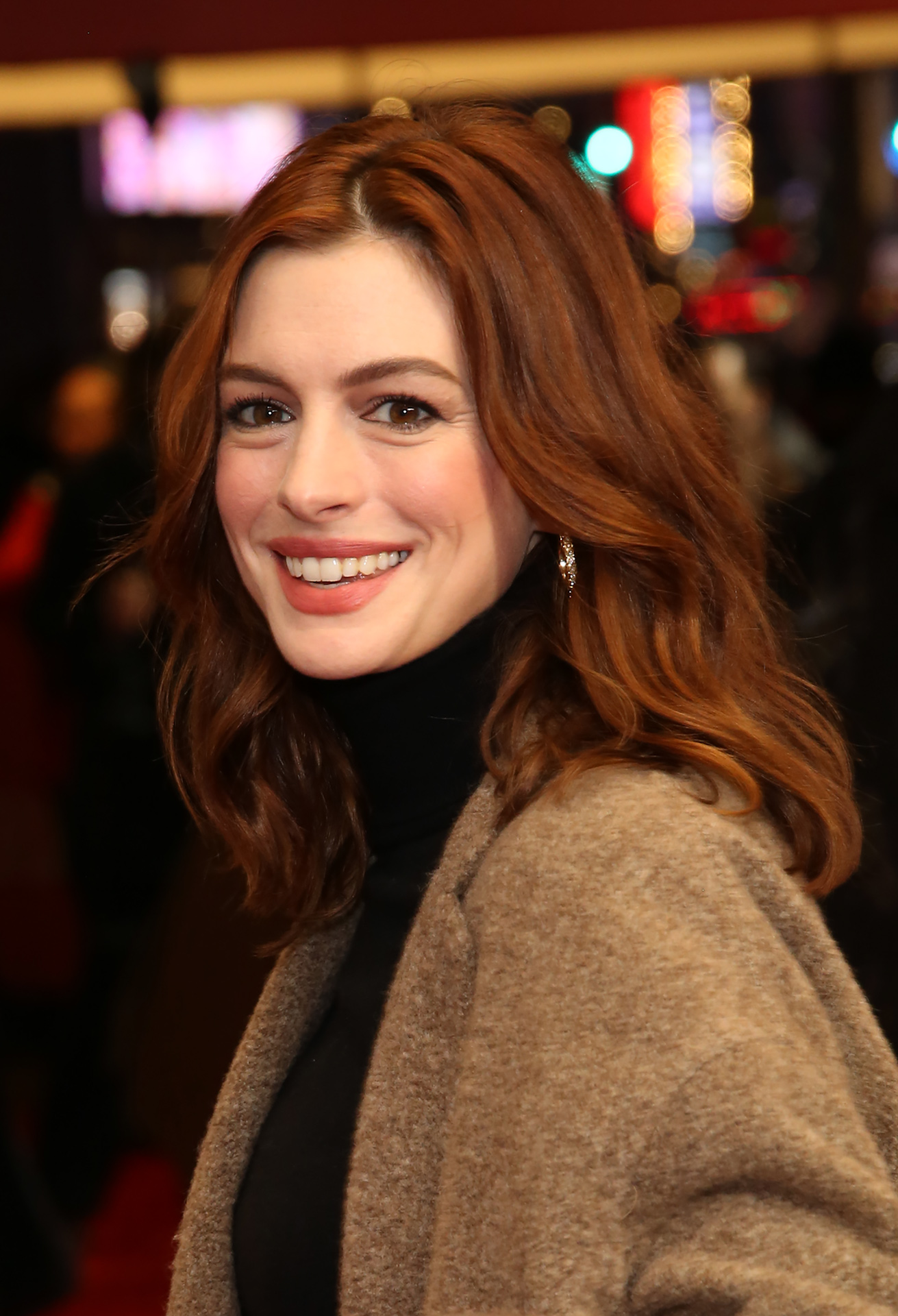 Anne Hathaway se compromete en silencio