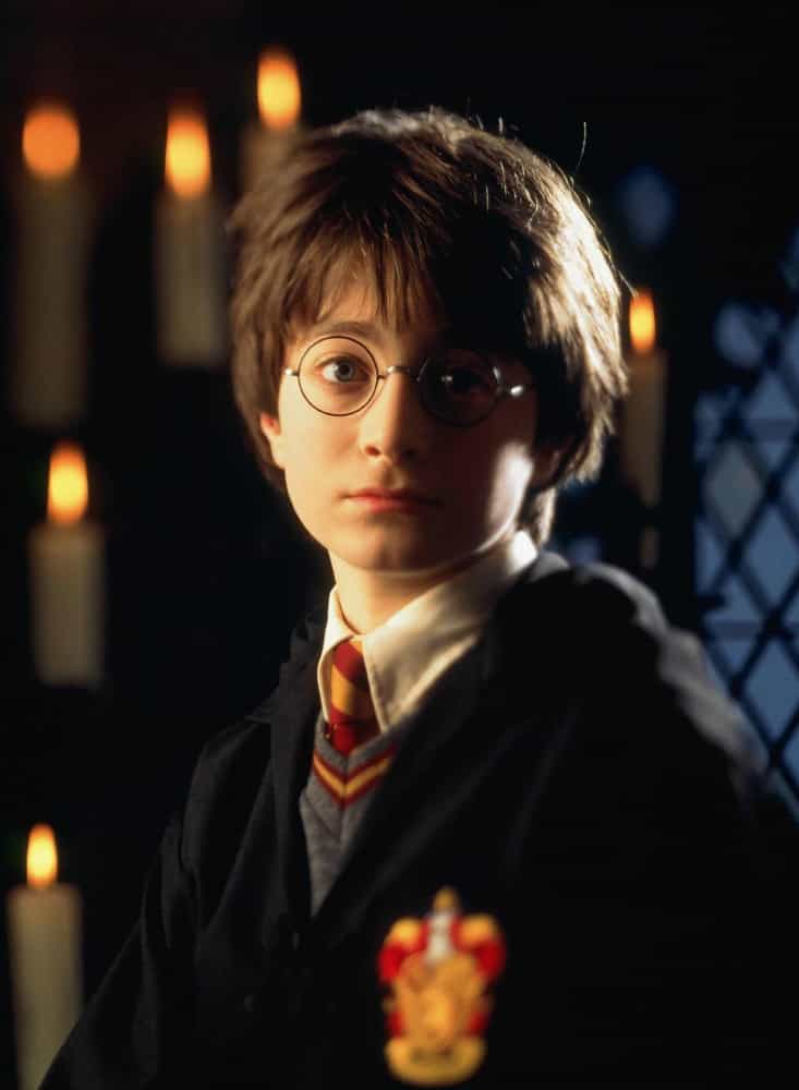 <p>Daniel Radcliffe tenía 10 años cuando actuó por primera vez como Harry Potter. Durante la siguiente década, interpretó el papel homónimo en siete secuelas.</p>