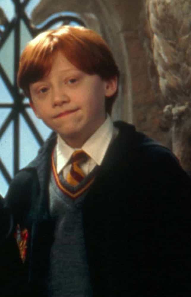<p>Rupert Grint es conocido por interpretar a Ron Weasley, el mejor amigo de Harry, y eventual marido de Hermione en la serie. En la foto aparece con 12 años de edad. Grint es el miembro más mayor del trío.</p>