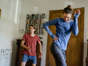 Una pareja joven divirtiéndose mientras hace ejercicio aeróbico en casa juntos. Foto: Getty Images.