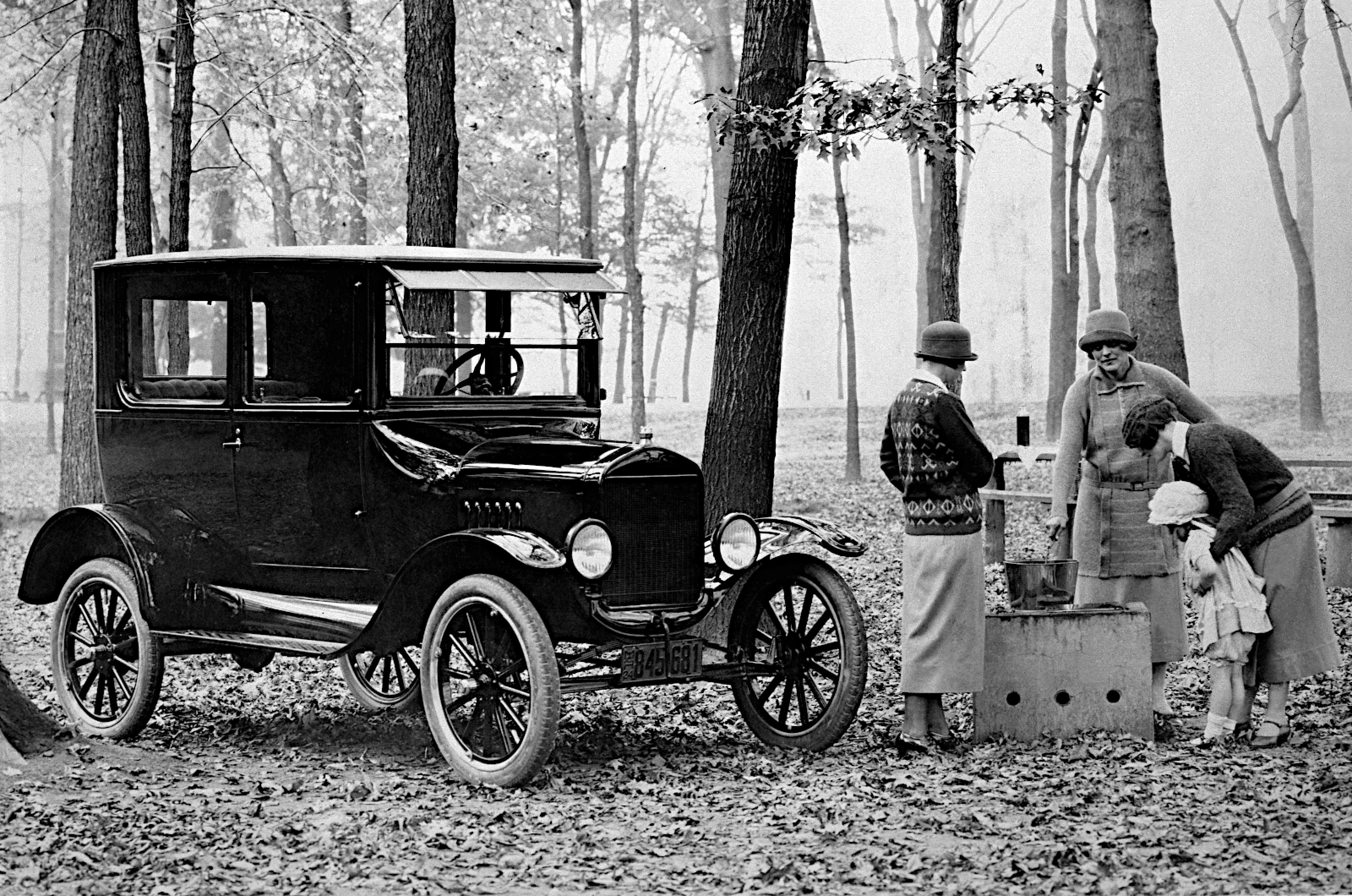 Автомобиль начал. Форд модель т 1908 Генри Форд. Первый автомобиль Генри Форда 1908. Автомобиль модели т Генри Форда. Форд модель т 1908 Лиззи.