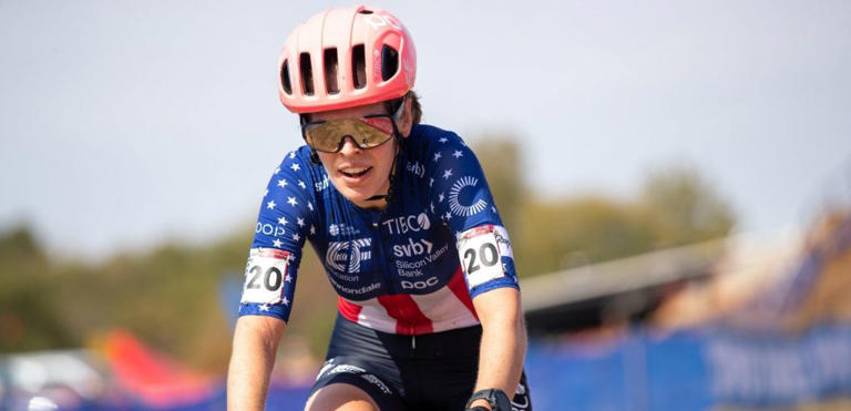 Amerikaanse veldrittopper Clara Honsinger (27) hangt crossfiets aan de