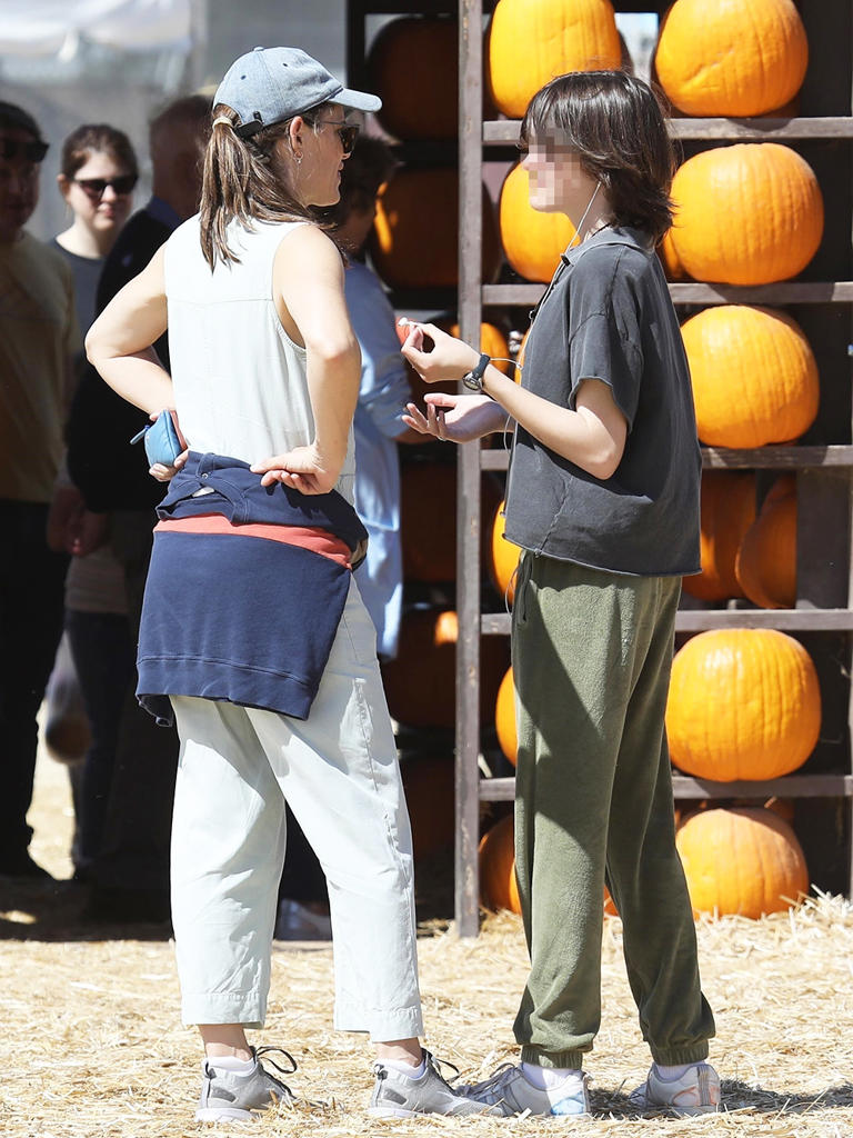 Jennifer Garner listened to Seraphina while at the pumpkin patch on Oct. 5, 2022. They were both in comfy clothes.