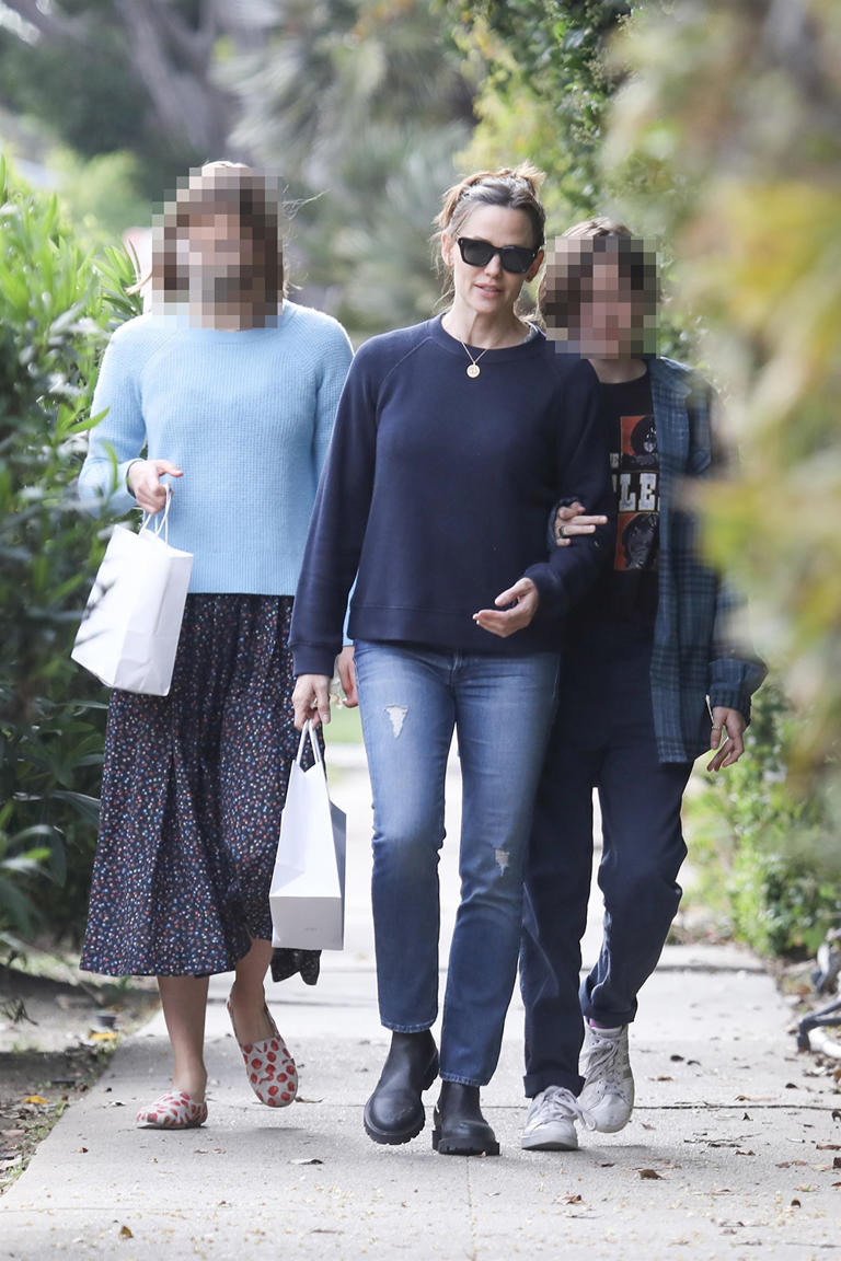 Jennifer Garner strolled with her daughters Violet and Seraphina after a shopping trip in Brentwood. As Jen linked arms with Seraphina, a grown-up Violet clearly stood taller than her mom! 