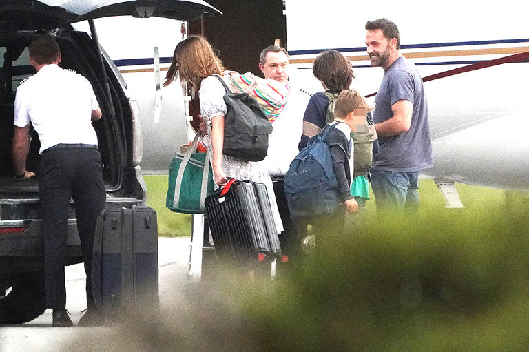 Ben Affleck smiled as he brought his kids to the airport after his wedding to Jennifer Lopez. The kids carried their luggage after the amazing weekend.