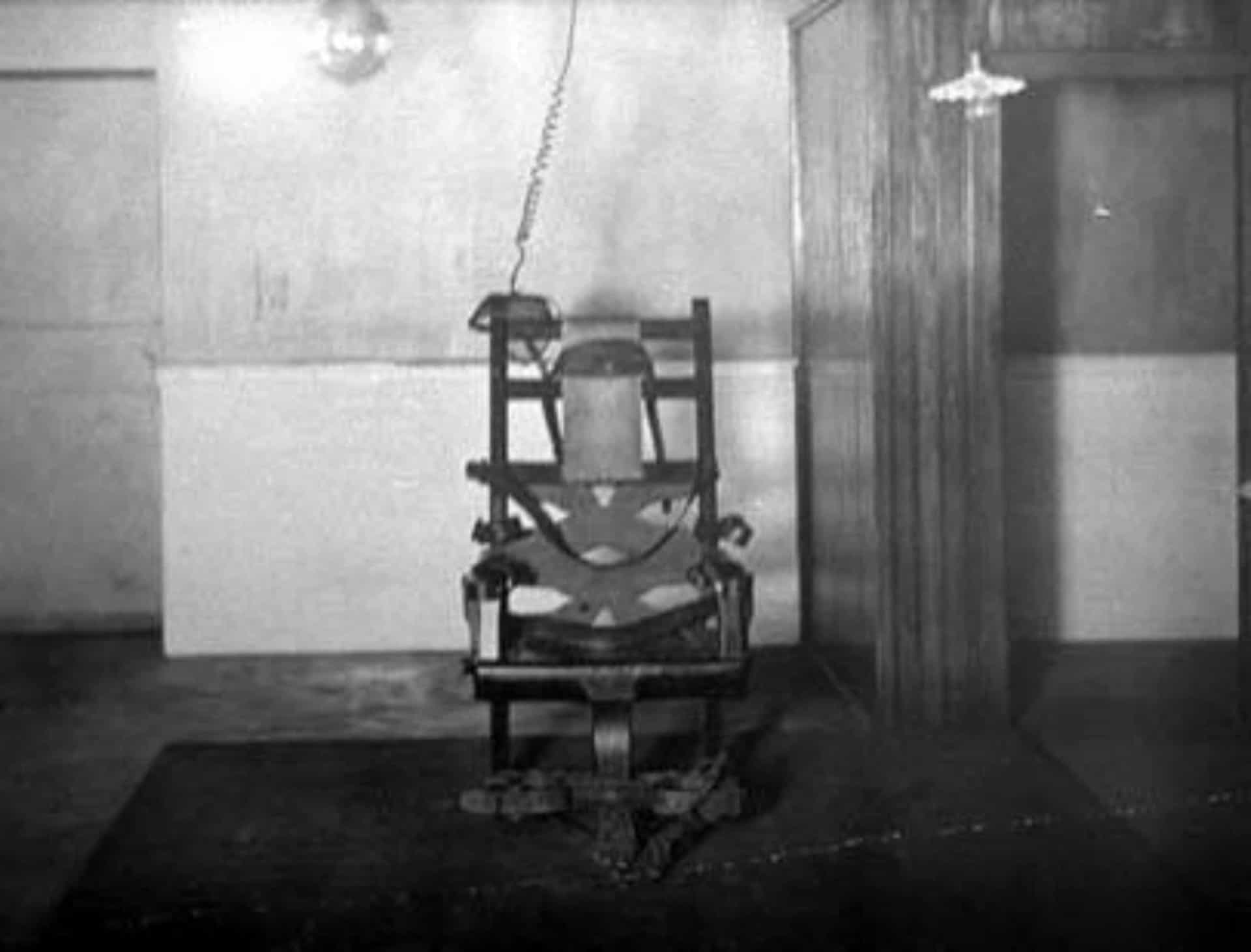<p>William Kemmler fue ejecutado el 6 de agosto de 1890, pero las cosas no salieron según lo previsto. Se necesitaron dos intentos y un total de ocho minutos para matarlo, lo que hizo que le estallasen los vasos sanguíneos y que se desangrase. En la foto se ve la silla que se utilizó para la ejecución.</p>