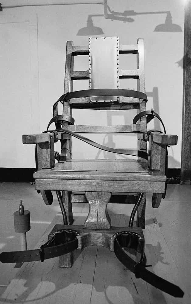<p>Frank Joseph Coppola fue el primer preso en morir ejecutado en Virginia dese la restitución de la pena capital en 1976. En la imagen se muestra la silla eléctrica utilizada en el centro penitenciario Virginia State Penitentiary, la cual hizo que la cabeza y una de las piernas de Coppola empezasen a arder durante su ejecución en 1982.</p><p>También te puede interesar:<a href="https://www.starsinsider.com/n/396747?utm_source=msn.com&utm_medium=display&utm_campaign=referral_description&utm_content=510248es-mx"> Cómo sobrevivir como pareja tras ser padres</a></p>