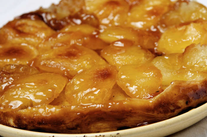 3 de 11 Fotos na Galeria: Para preparar uma torta Tatin, caramelizamos as maçãs cortadas em lâminas não muito finas numa frigideira de lateria altas (ou na própria forma da torta). Colocamos a seguir a massa de tortas que pode ser a sablée, brisée ou folhada. Levamos ao forno, a 200° C. Quando a desenformamos, reviramos a torta sobre um prato de forma que as maçãs fiquem por cima. As melhores maçãs, para todo tipo de tortas, são sempre as que têm mais caldo, tipo Fuji. Tarte Tatin&nbsp;