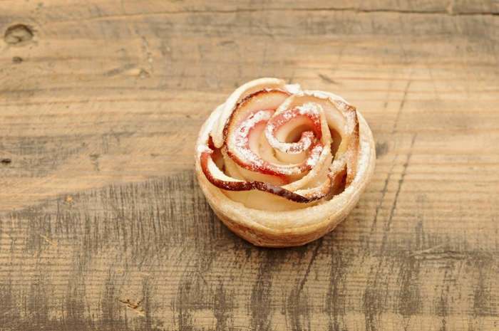 6 de 11 Fotos na Galeria: Para dar um ar jovem à receita tradicional da torta de maças, você pode realizar uma Apple puff roses. &nbsp;Comece aprendendo a fazer as rosas de maçãs com nossa receita passo a passo: Receita passo a passo: como fazer flores de maçãs A partir deste princípio você pode fazer uma torta grande formato tentando reproduzir a famosa torta "Bouquet de roses", do não menos famoso Chef Alain Passard. Torta de maçãs bouquet de rosas