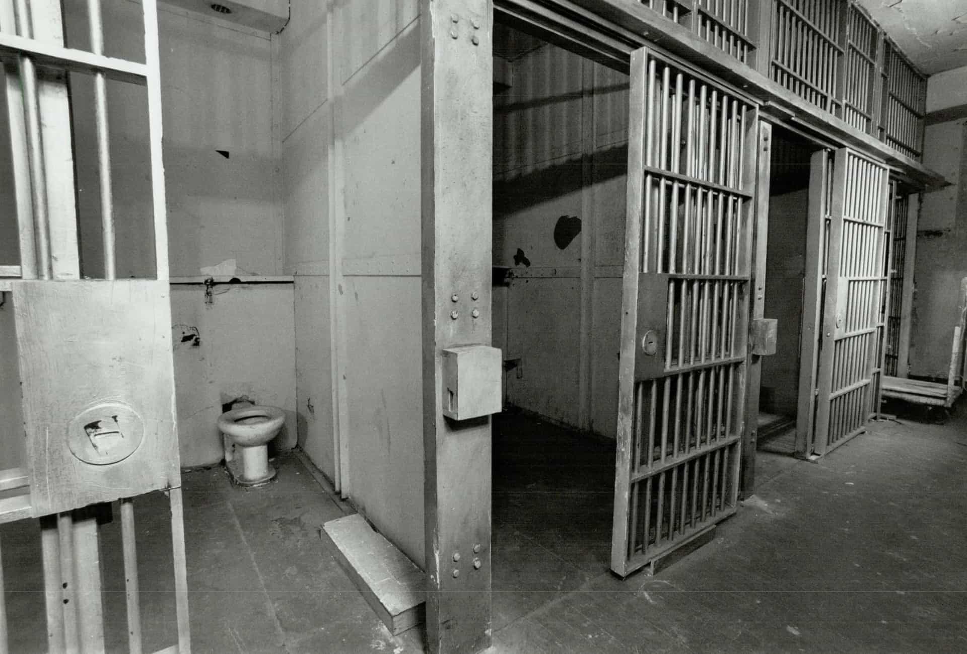 <p>Un error de cálculo en el peso de Arthur Lucas hizo que este casi muriese decapitado. En la foto se muestra el corredor de la muerte de Don Jail, en Toronto, donde Lucas pasó algún tiempo. Murió el 11 de diciembre de 1962 y fue una de las últimas dos personas en ser ejecutadas en Canadá.</p>