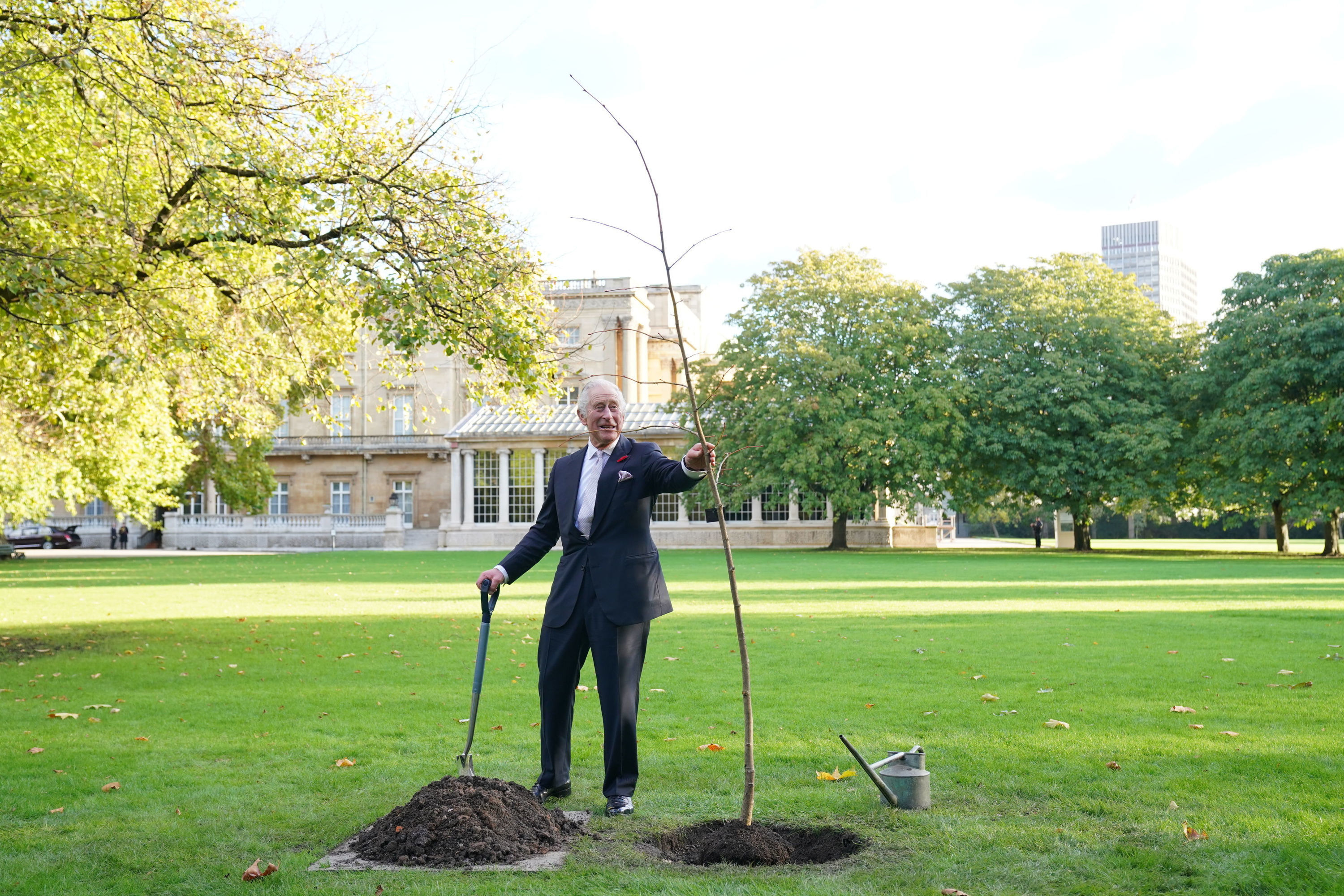 <p>King Charles III planted a lime tree near the Tea House in the Buckingham Palace garden for the Queen's Green Canopy -- a tree-planting initiative created to mark the late monarch Queen Elizabeth II's Platinum Jubilee in 2022 -- after hosting a reception for world leaders, business figures, environmentalists and NGOs at Buckingham Palace in London on Nov. 4, 2022, ahead of the Cop27 Summit in Egypt. </p>