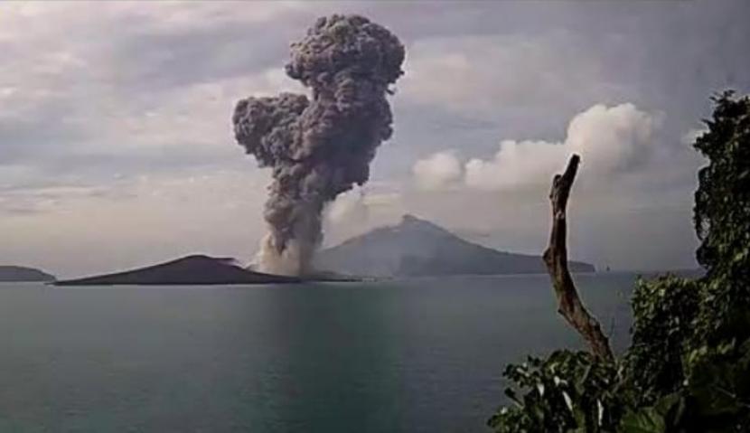 pvmbg catat 10 kali letusan gunung anak krakatau pada senin