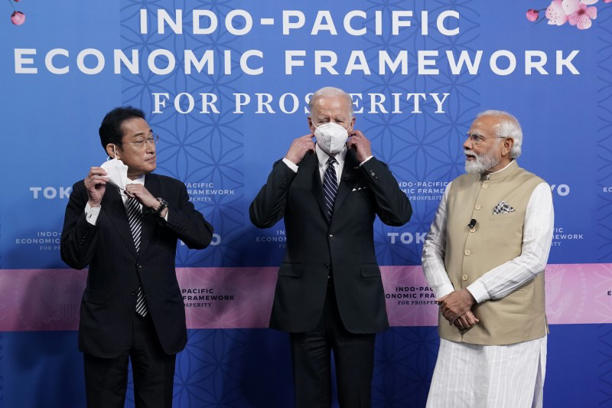 2022年5月23日，美國總統拜登（中）在東京正式啟動「印太經濟架構」（IPEF），左為日本首相岸田文雄，右為印度總理莫迪（AP）
