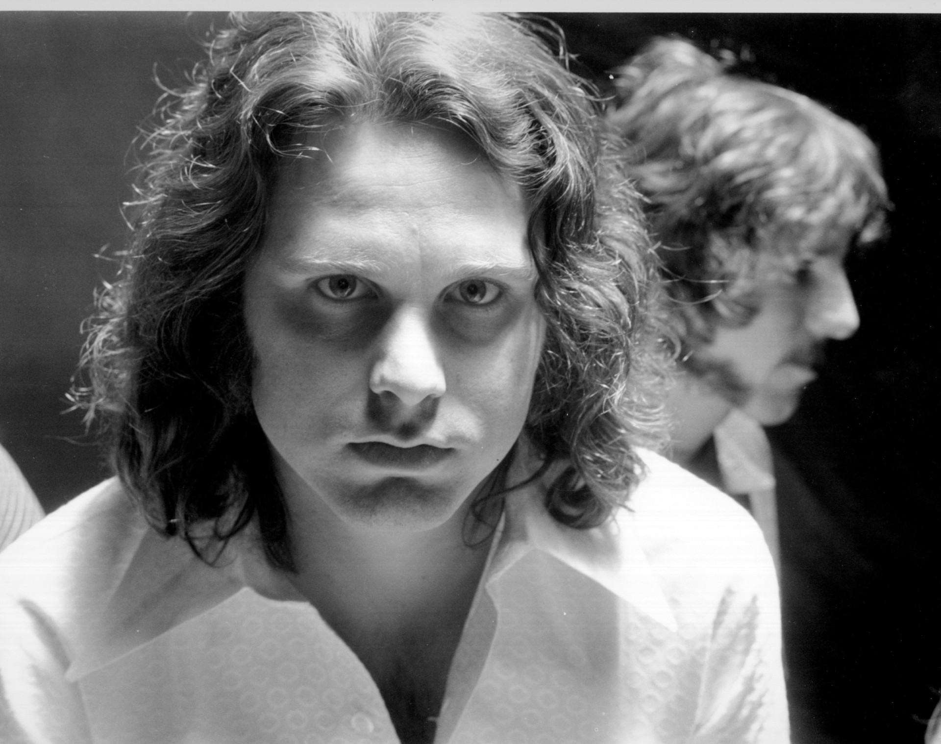 <p>El cantante de The Doors, Jim Morrison, murió en 1971 con 27 años. Fue enterrado en el cementerio de Père Lachaise (París, Francia). Los fans no tardaron en ir hasta allí para cubrir su tumba y muchas otras de grafitis, lo que hizo que las autoridades locales levantasen una valla alrededor para protegerla. Sin embargo, esto le dio a sus seguidores otra peculiar idea.</p>