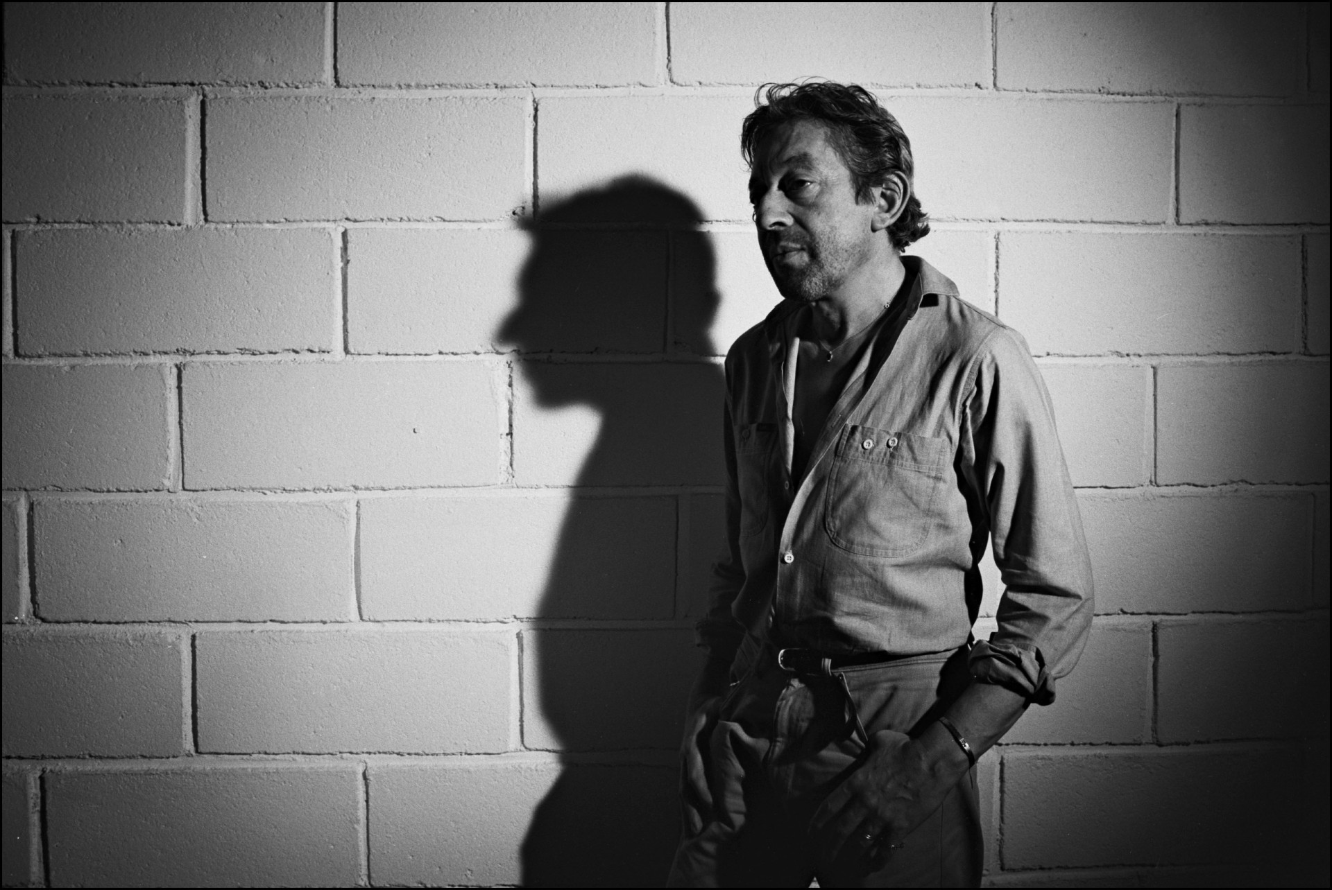 <p>El músico francés Serge Gainsbourg murió de un ataque al corazón en 1991 y fue enterrado en el cementerio de Montparnasse (París, Francia). Su tumba suele estar cubierta de coles.</p>