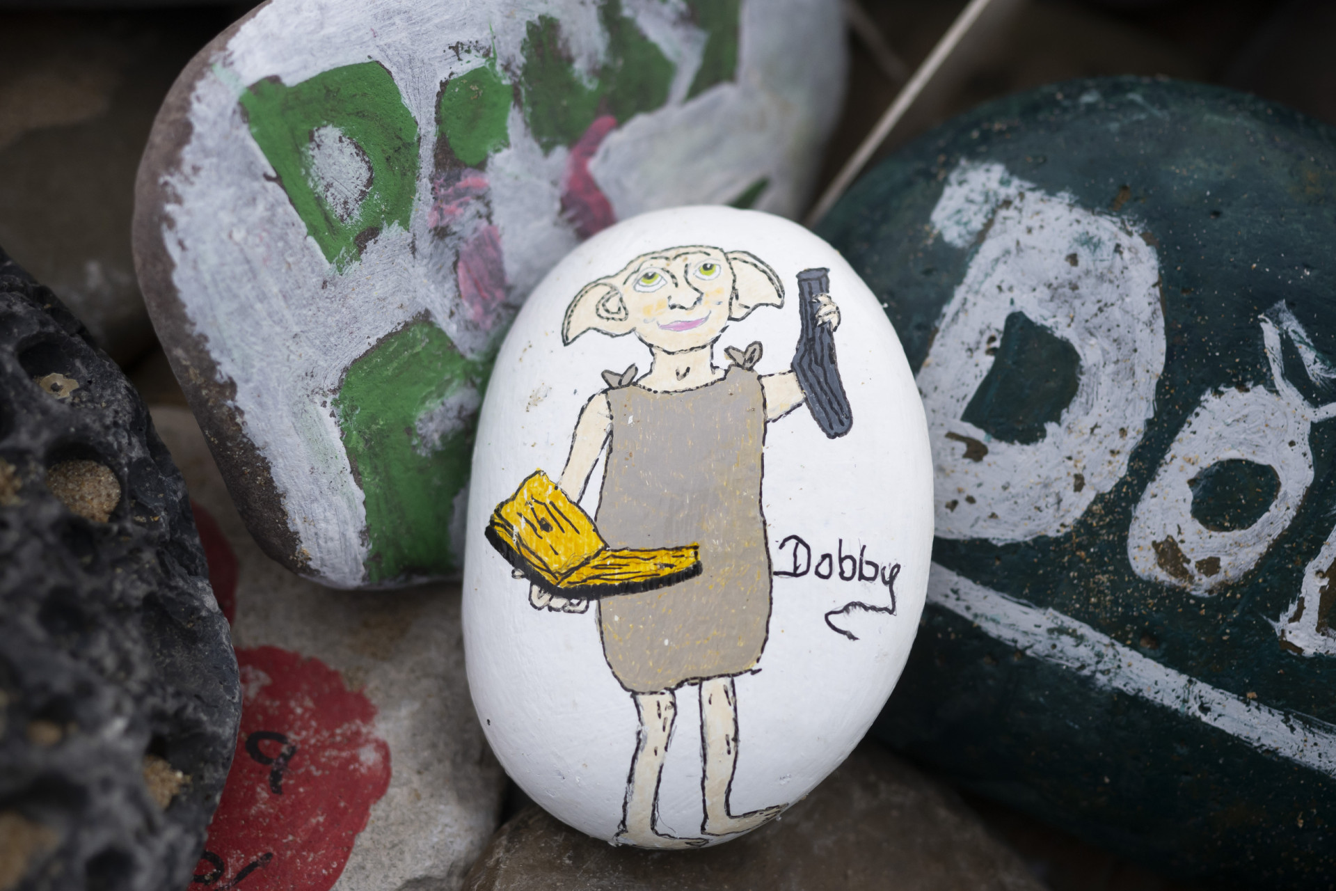 <p>Los fans de Harry Potter le erigieron una tumba al querido elfo doméstico Dobby en la playa Freswater West Beach de Pembrokeshire (Gales, Reino Unido), donde se rodó la muerte de este personaje. Los seguidores de la saga suelen acercarse a este lugar para dejarle una ofrenda significativa Dobby: un calcetín.</p>
