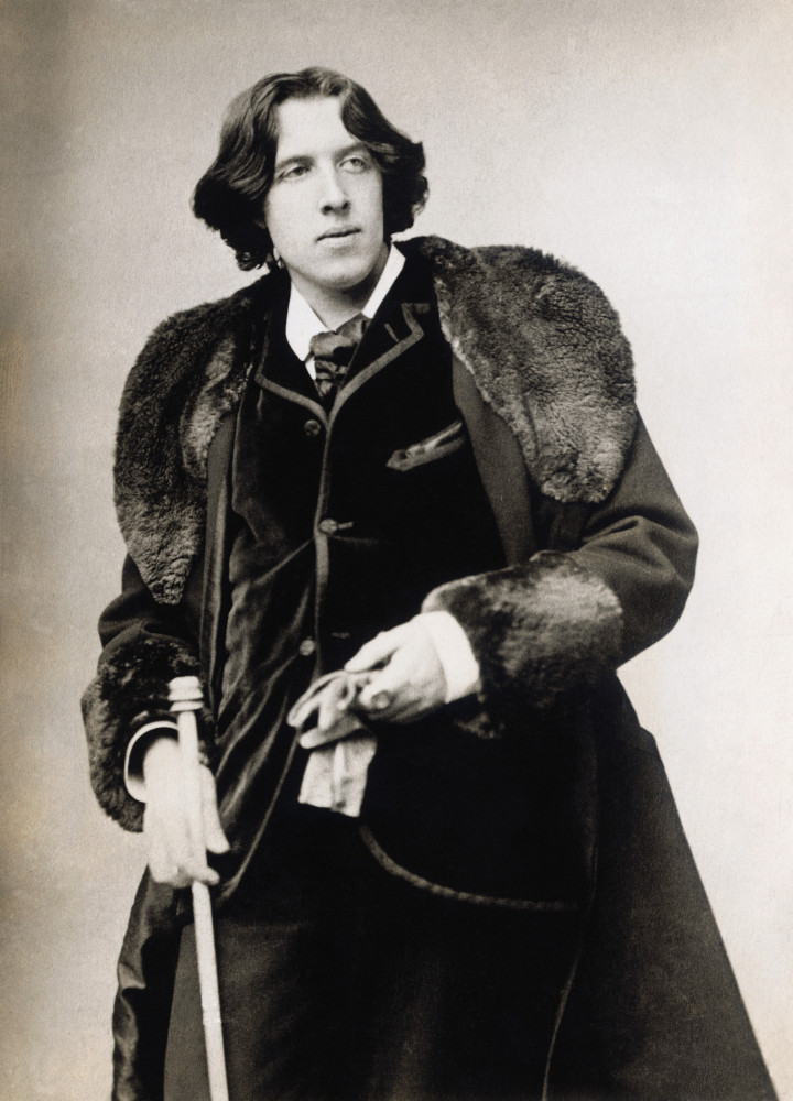 <p>Oscar Wilde fue un poeta y dramaturgo irlandés famoso por escribir "The Picture of Dorian Gray". Murió a los 46 años en París, por lo que fue enterrado en el cementerio de Père Lachaise. Su tumba está cubierta de un obsequio de lo más inusual: besos.</p>