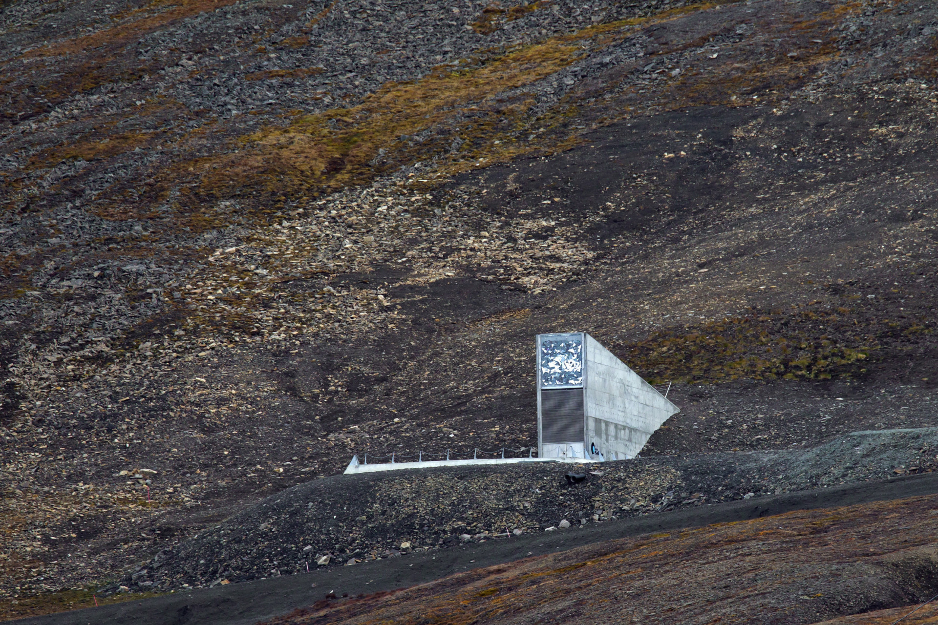 <p>Ubicado en la recóndita isla de Spitsbergen, en Noruega, este banco alberga 100 millones de semillas de todas partes de mundo por si algún día se produjese una hecatombe climática capaz de acabar con la vegetación del planeta.</p><p>También te puede interesar:<a href="https://www.starsinsider.com/n/322106?utm_source=msn.com&utm_medium=display&utm_campaign=referral_description&utm_content=525643es-mx"> Lo que pocos saben sobre Jack el Destripador</a></p>