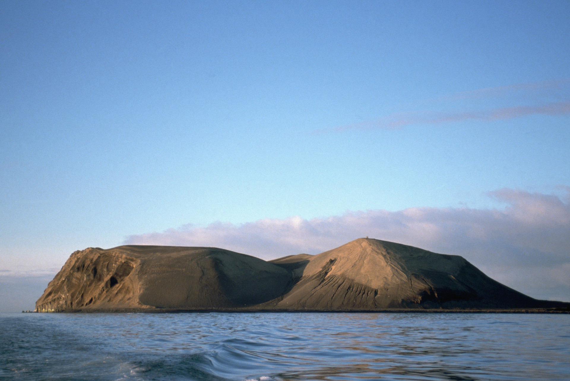 <p>Surtsey, una de las islas más jóvenes del mundo, surgió de una erupción volcánica que tuvo lugar entre 1963 y 1967.</p>
