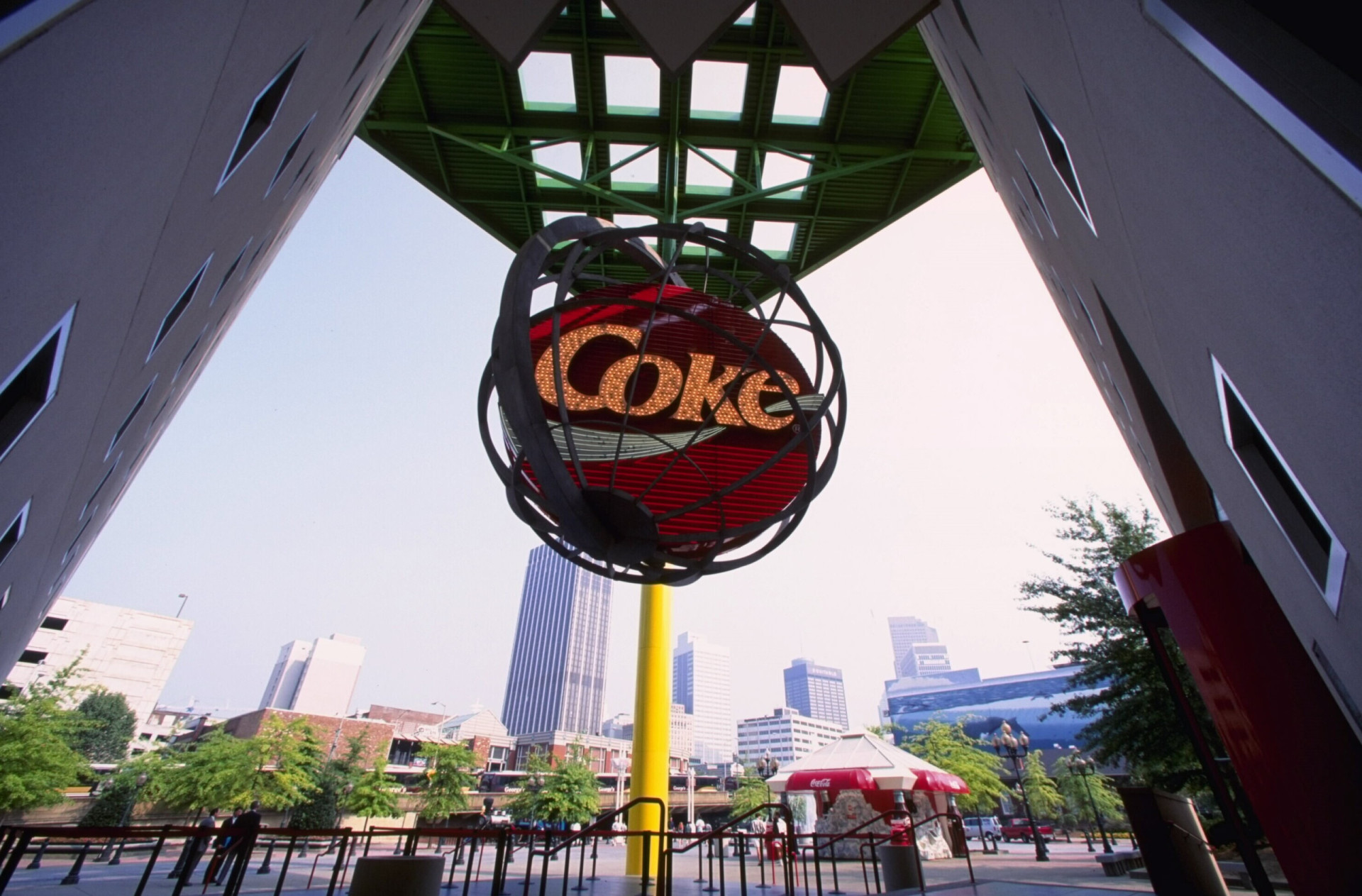 <p>El museo World of Coca-Cola (Atlanta, Georgia) alberga una cámara acorazada valorada en miles de millones de dólares donde se dice que se guarda la fórmula secreta de la famosa bebida. La cámara puede verse desde fuera, pero la entrada está estrictamente prohibida.</p>