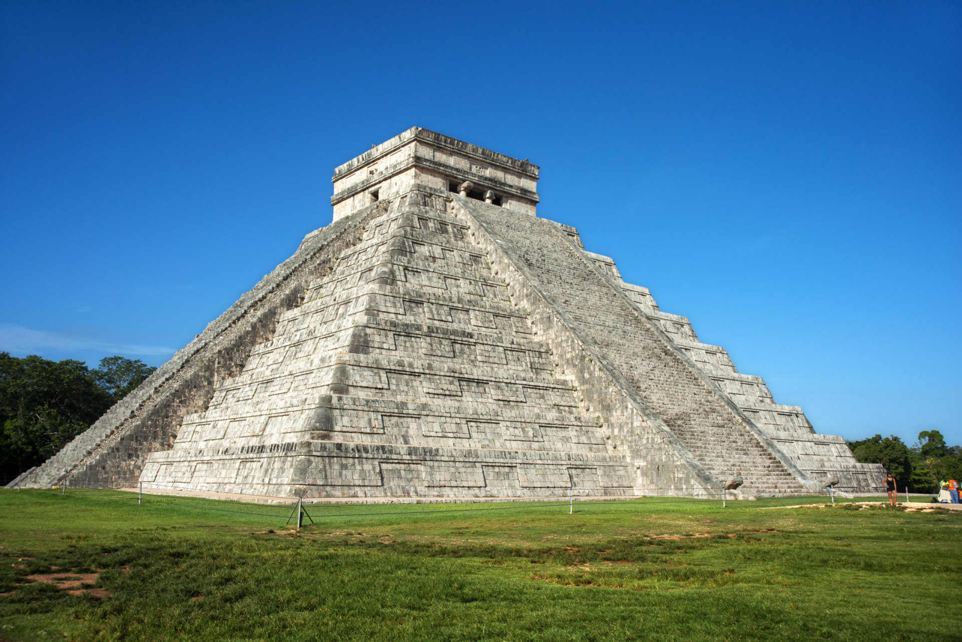 <p>El yacimiento arqueológico de Chichén Itzá está abierto a los turistas, pero no está permitido subir al templo de Kukulcán. La prohibición se impuso en 2006, cuando una mujer cayó rodando de la pirámide al bajar.</p>