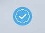 L’abonnement à Twitter Blue donnera notamment accès au badge bleu. // Source : Canva