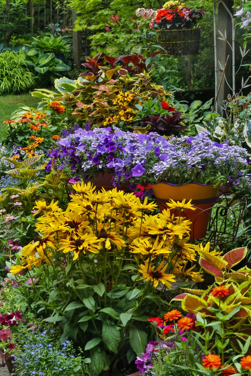 33 Smart Ideas for Making Flower Beds Look Stunning